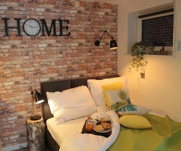 Brookwood Mini Studio Airport Lawica