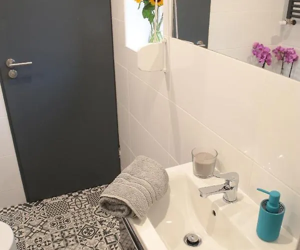 Brookwood Mini Studio Airport Lawica 아파트